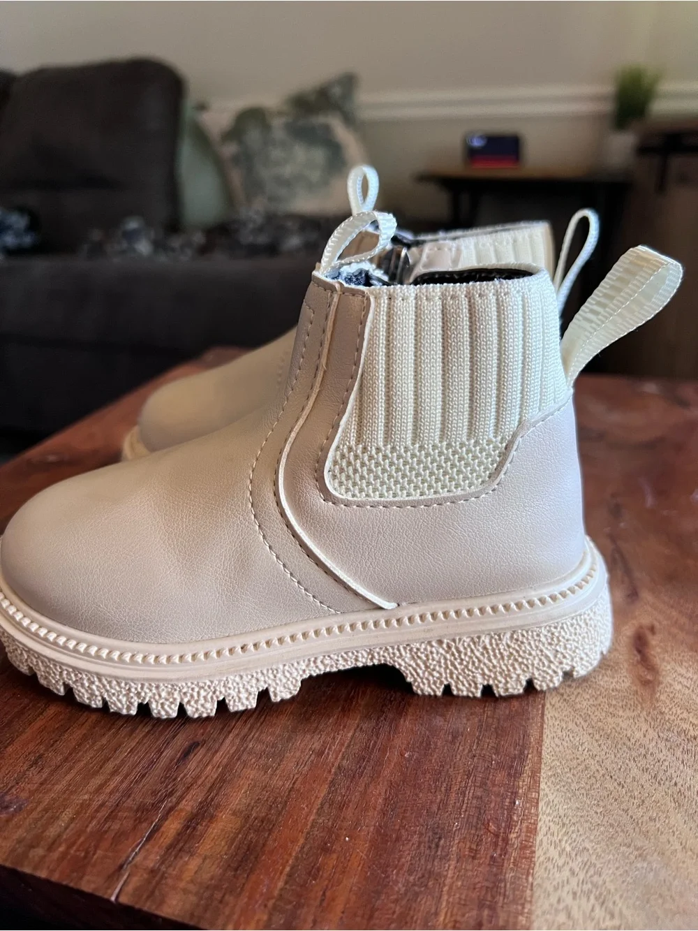 Girls Cream Chelsea Ankle Boots EU 26 (9.5 US girls) Chunky Lug Sole Side Zip